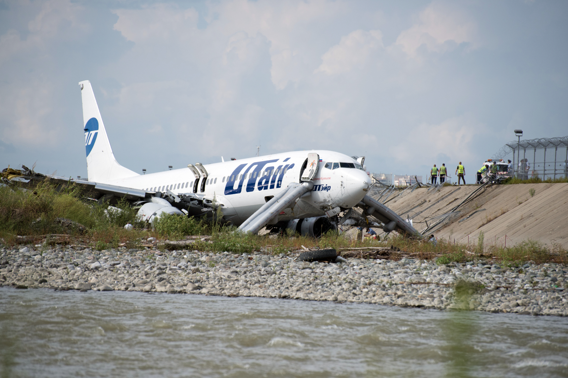 Boeing 737-800 авиакомпании Utair после аварийной посадки в аэропорту Сочи