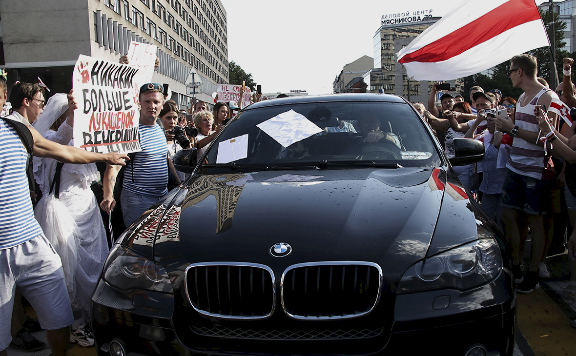 Сторонники оппозиции перекрыли движение автомобилю министра здравоохранения Владимиру Каранику во время акции протеста