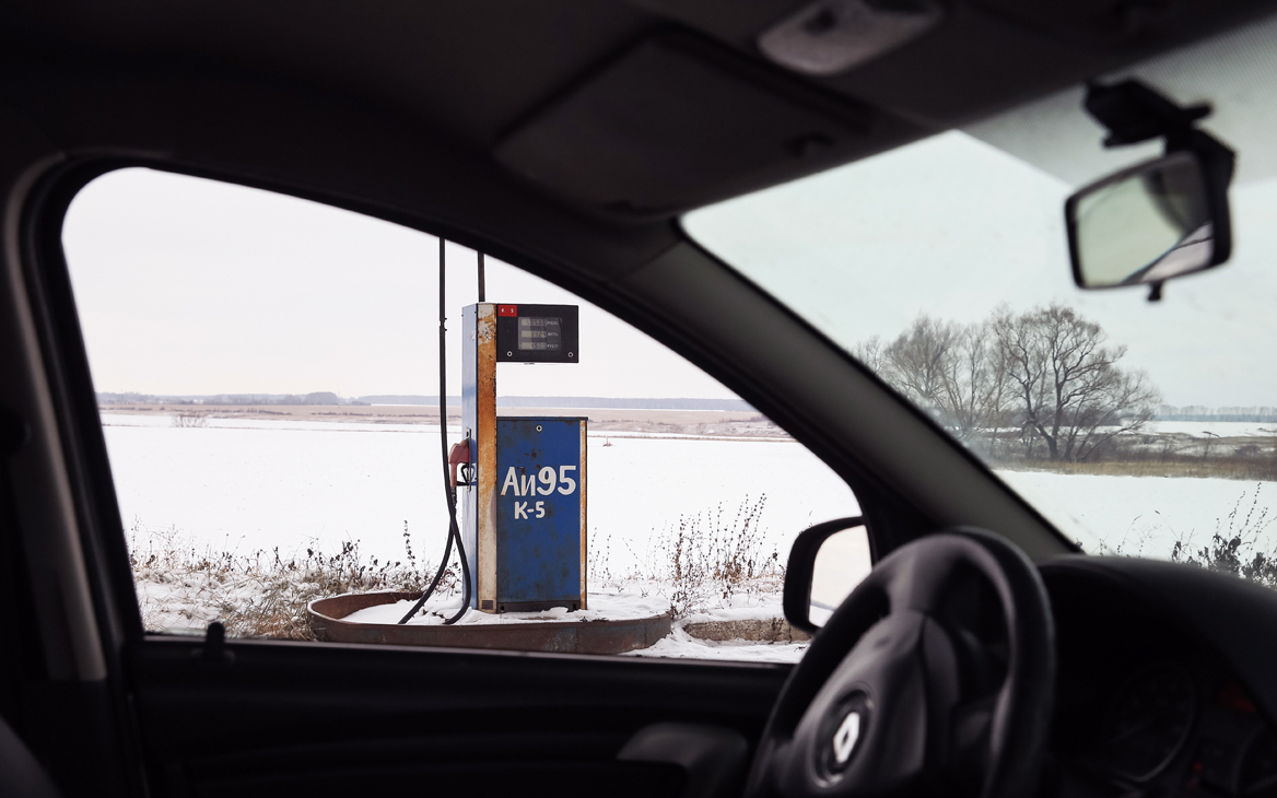 Россияне пожаловались на отсутствие банкоматов и дешевого бензина на АЗС