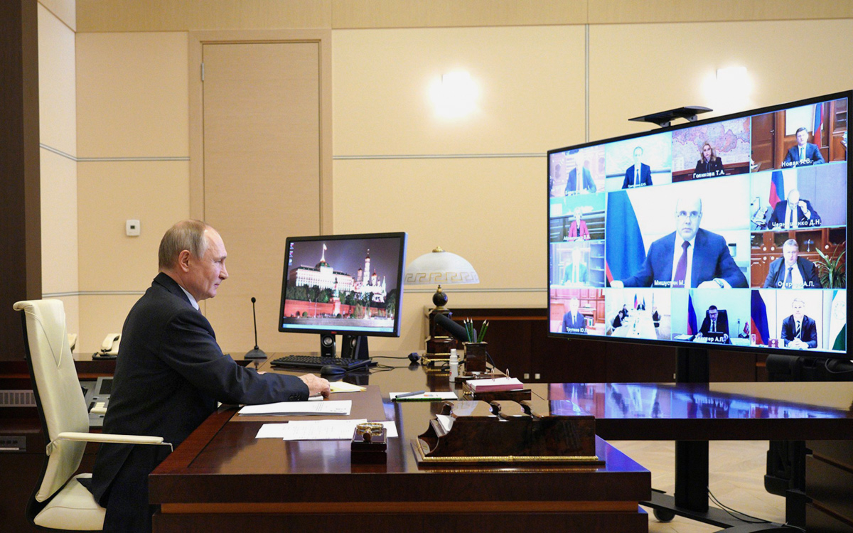 Владимир Путин во время совещания с членами правительства (в режиме видеоконференции)