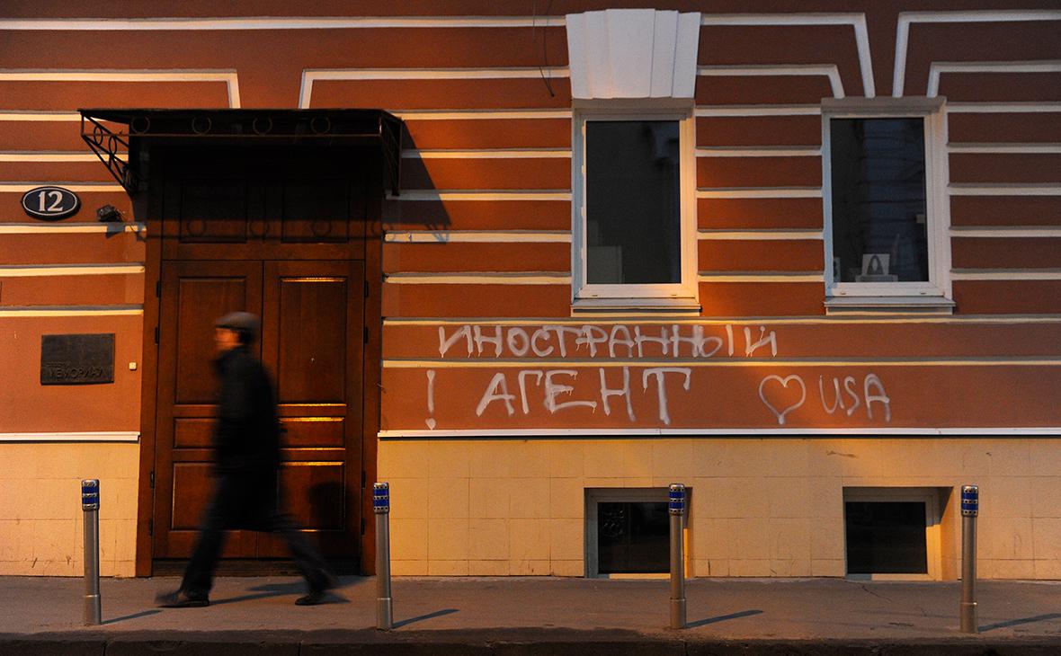 В России впервые оштрафовали иноагента за недостаточно большие буквы"/>













