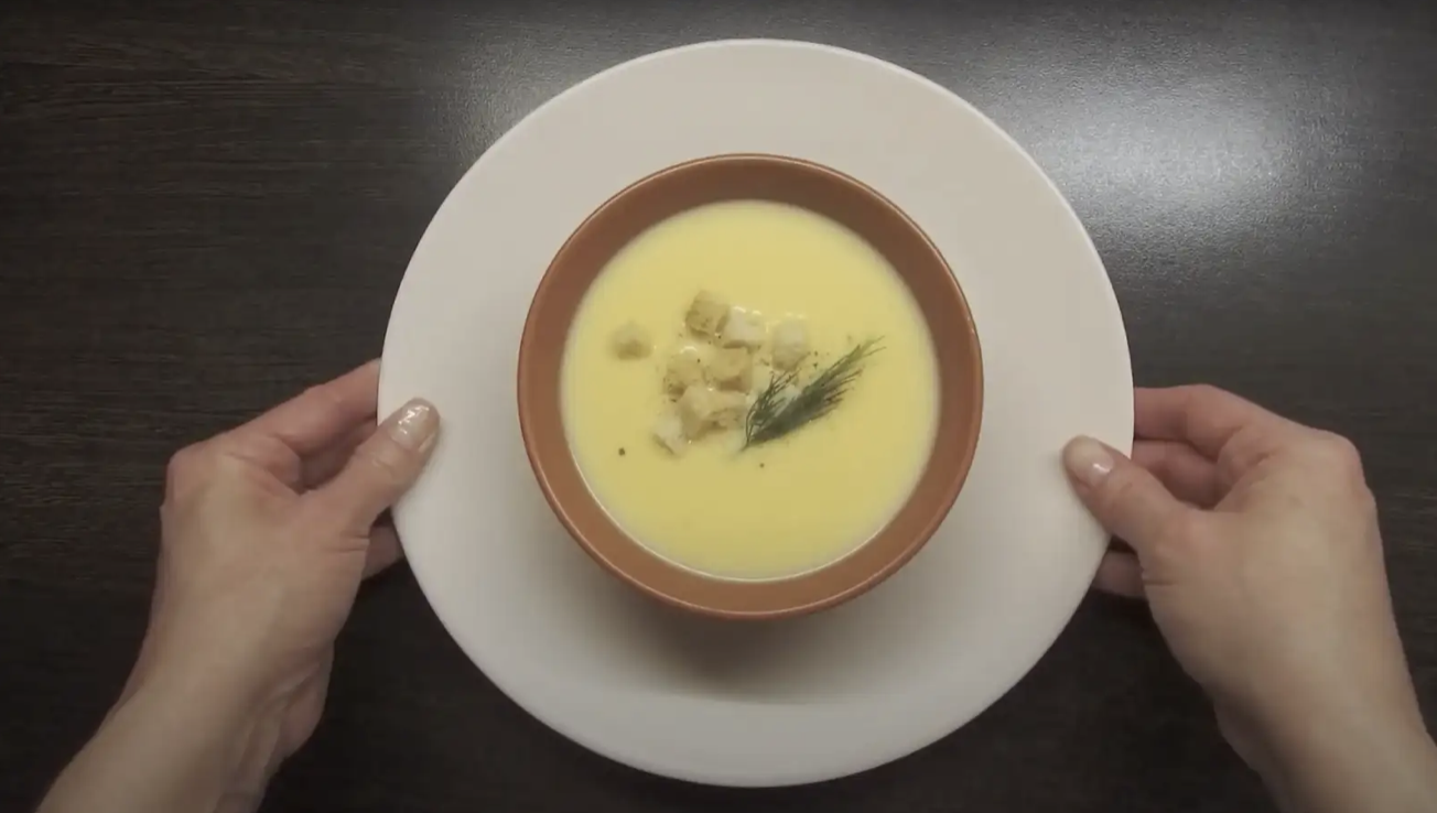 Украсьте суп сухариками