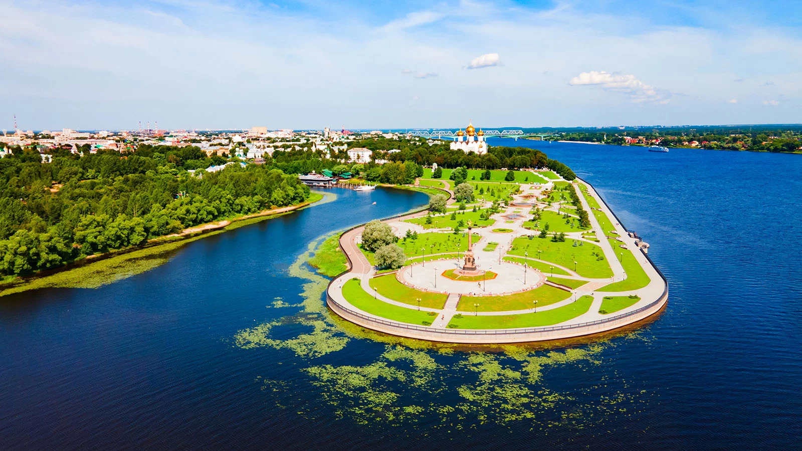 Панорамный вид с воздуха на реку Волгу