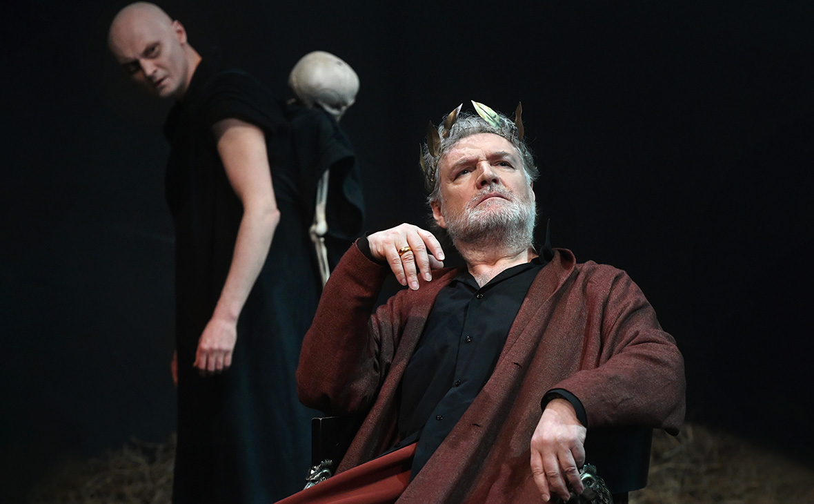 Владимир Симонов в роли Ромула и Артем Пархоменко в роли Пирама в спектакле по пьесе Фридриха Дюрренматта &laquo;Ромул Великий&raquo;, 2021 год

О смерти Симонова стало известно 9 ноября. Актеру было 68 лет. Директор Театра им. Вахтангова Кирилл Крок рассказал, что причиной стала сердечная недостаточность.

В 2024 году актер обратился в больницу с кашлем, в процессе обследования врачи выявили у него высокое давление. Сердце артиста работало с перегрузкой, а работа сердечно-сосудистой системы была нарушена. Бывшая подруга Симонова в разговоре с &laquo;Московским комсомольцем&raquo; рассказала, что у актера регулярно возникали проблемы с давлением и сердцем. По ее словам, у народного артиста России была хроническая бессонница.

Несмотря на болезнь, Симонов активно готовился к спектаклям: 12 ноября он должен был участвовать в постановке &laquo;Война и мир&raquo;.