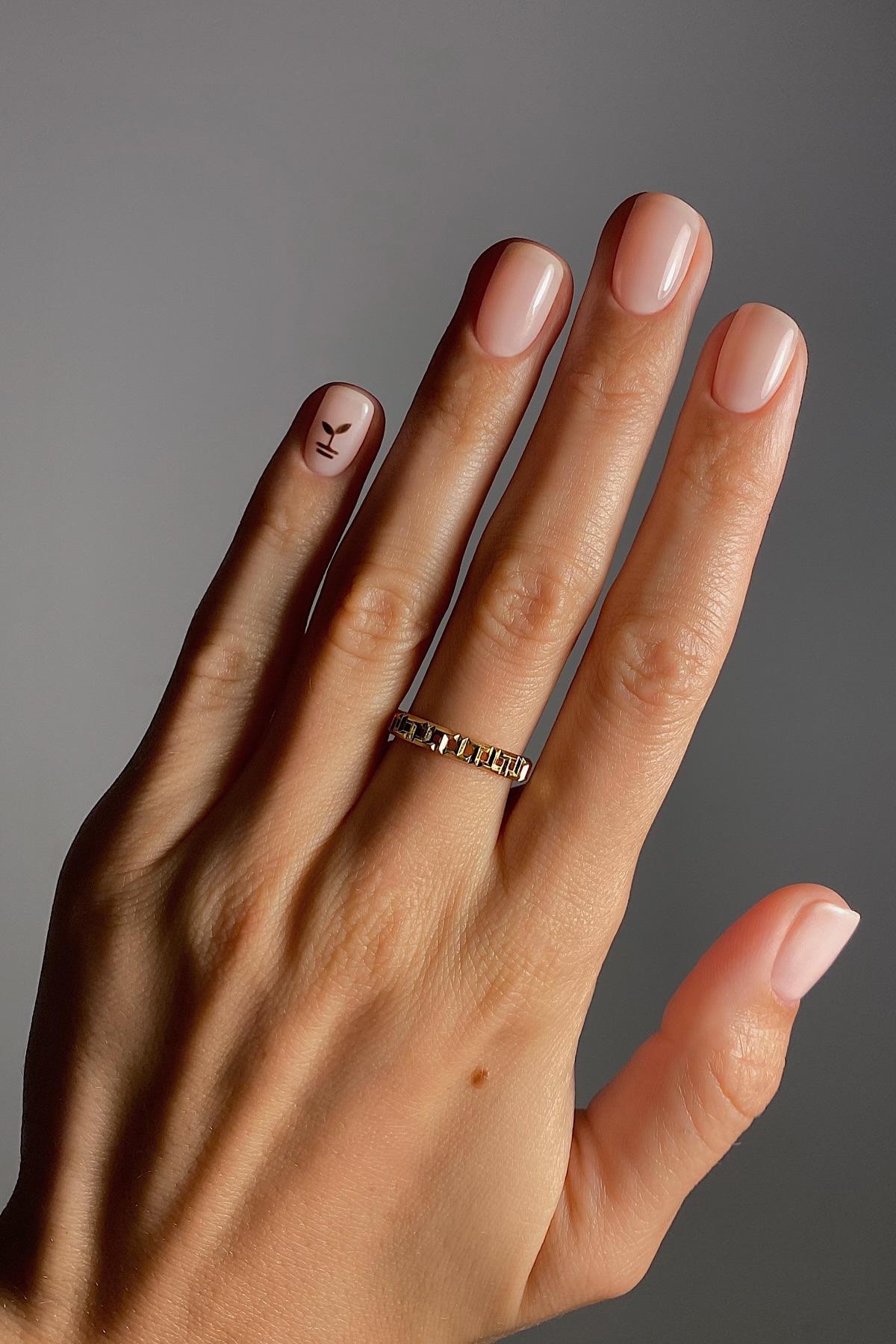 Узор на одном ногте оживляет классический маникюр