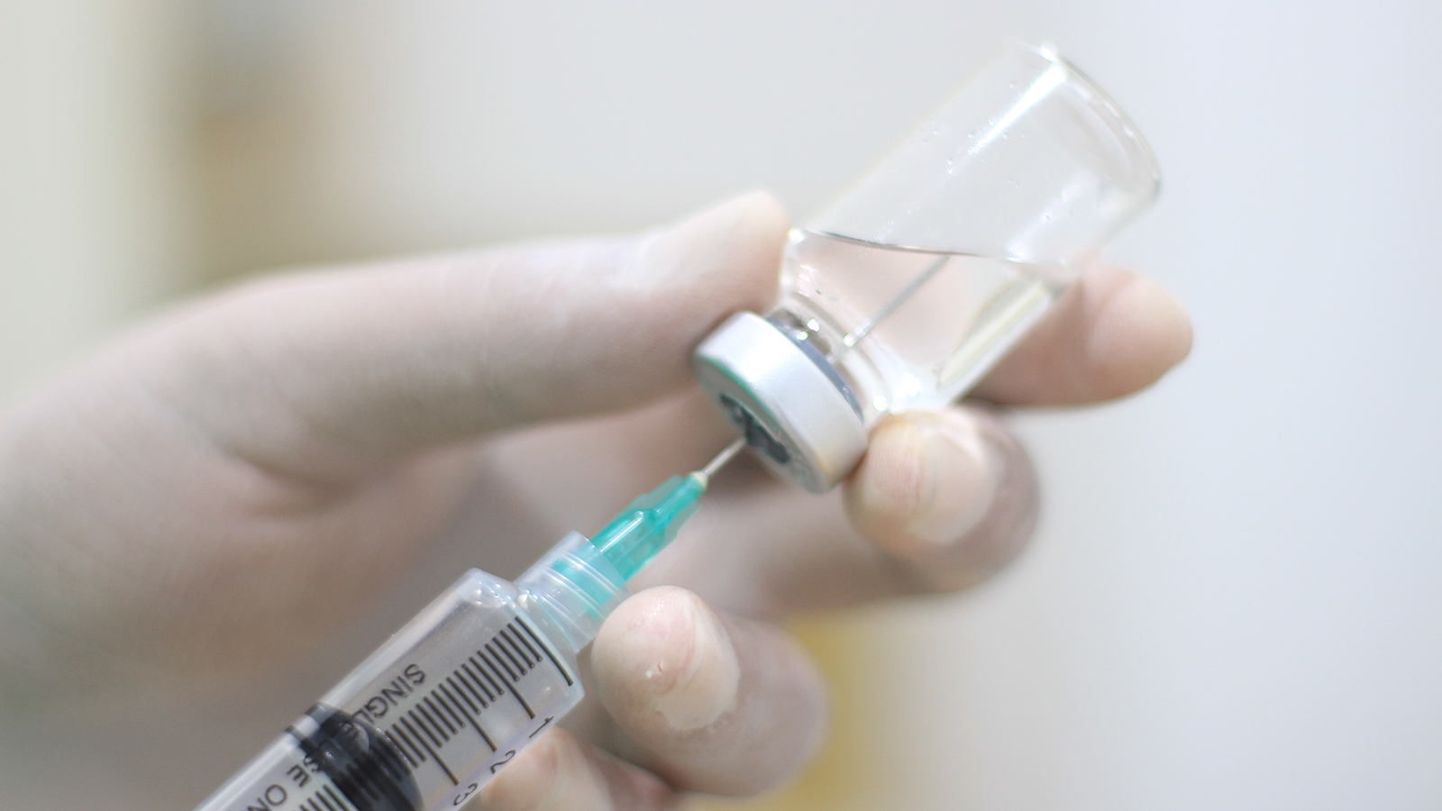 В России первый пациент получил вакцину от рака. Что известно