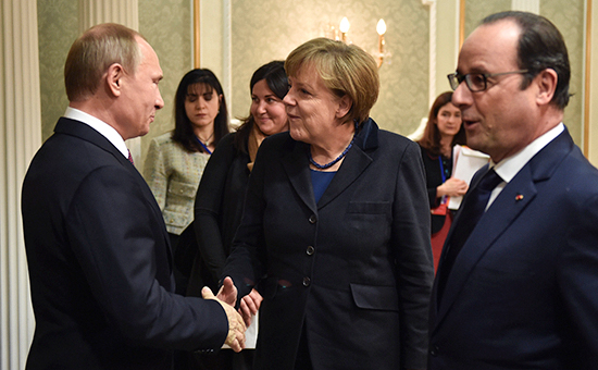 Президент России Владимир Путин, канцлер ФРГ Ангела Меркель и&nbsp;президент Франции Франсуа Олланд (на первом плане, слева направо), февраль 2015 года


