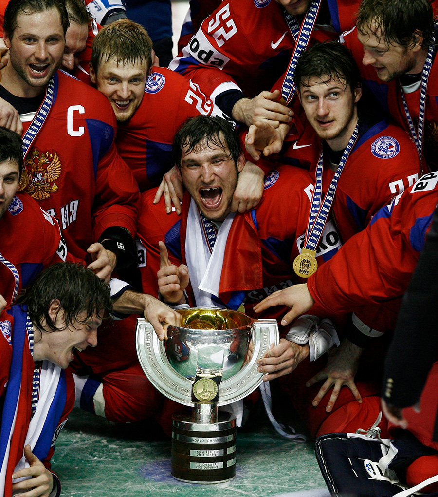 В составе взрослой сборной России Овечкин дебютировал в 2003 году, когда ему было 17 лет. Проходивший в мае 2008-го чемпионат мира стал триумфальным для сборной России, взявшей свое первое золото за 15 лет. В финальном матче россияне обыграли хозяев турнира &mdash; сборную Канады.
