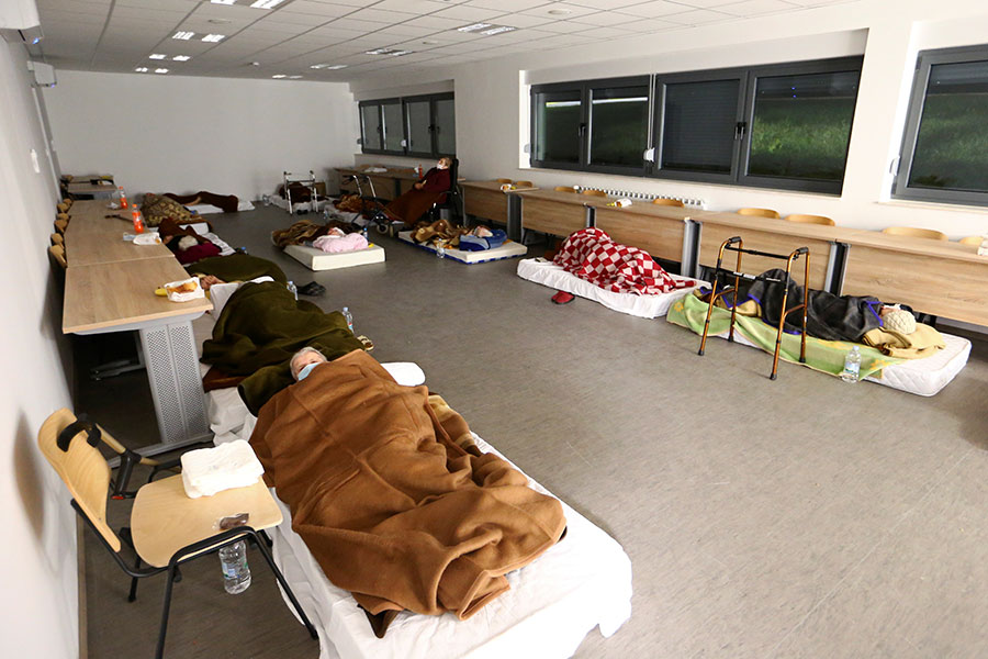 Оставшиеся без жилья спят на военной базе после землетрясения
