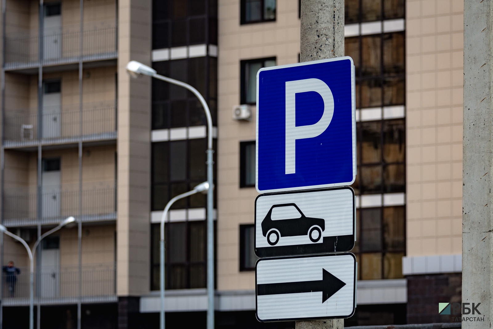 На парковках Казани начнут блокировать колеса машин без номеров