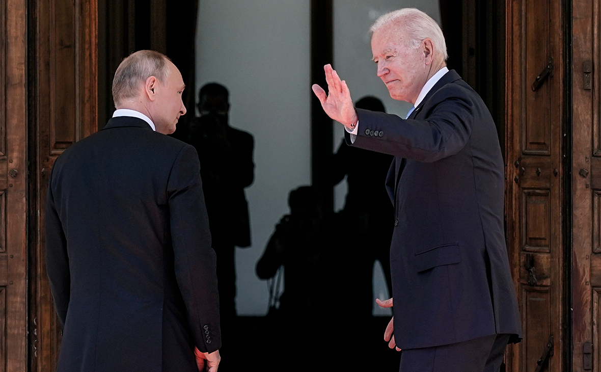 Джо Байден (справа)&nbsp;во время встречи с Владимиром Путиным в Женеве