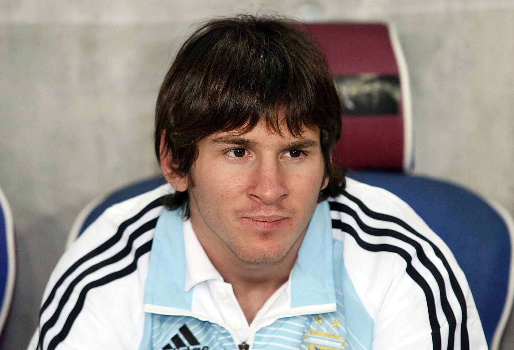 <p>В 2004 году Месси дебютировал в составе молодежной сборной Аргентины, а двумя годами позже надел форму основной национальной команды</p>