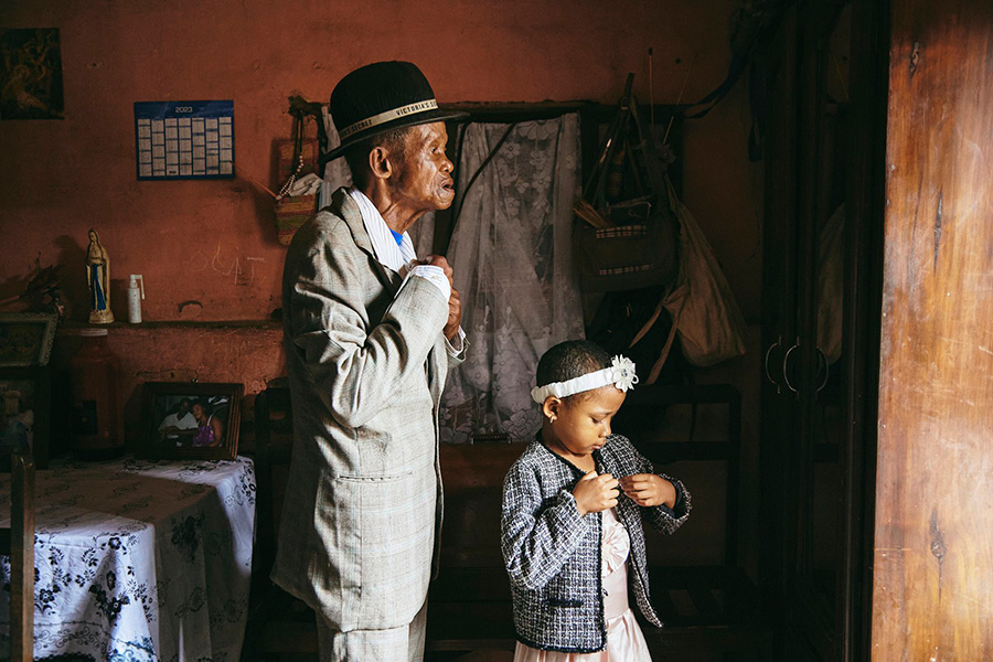 Снимок из серии Valim-babena про больного деменцией Пола Ракотозандрини с Мадагаскара, победившей в номинации&nbsp;Photo Story of the Year