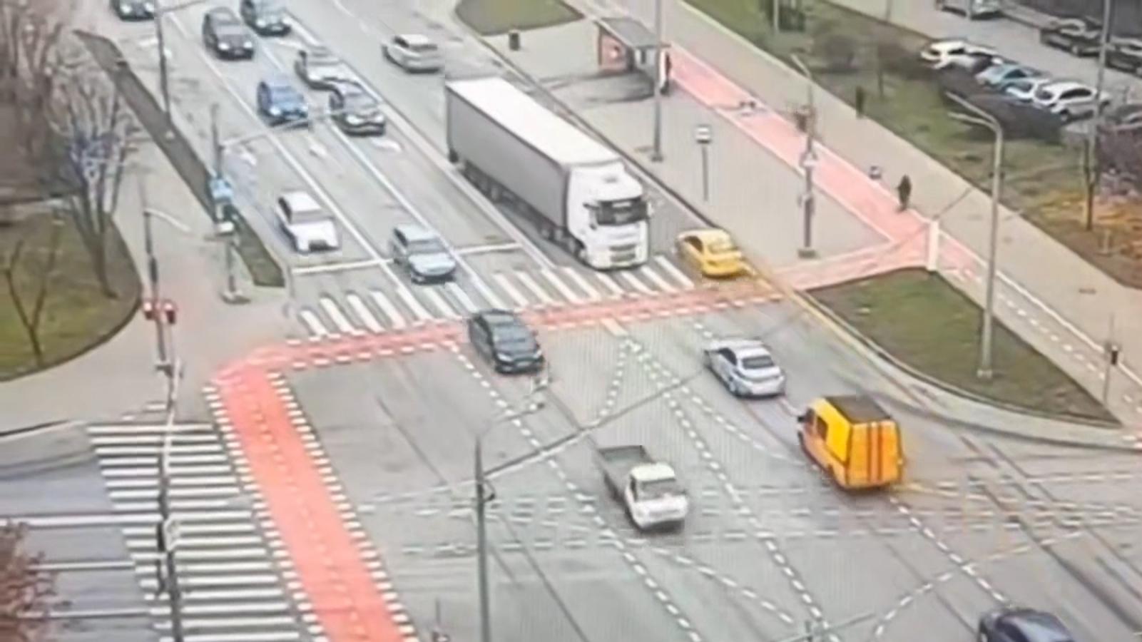 В Москве инспектор ДПС остановил фуру с водителем без сознания