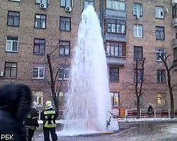 Прорыв гидранта на юго-западе Москвы: струя бьет на высоту 10 м. ВИДЕО