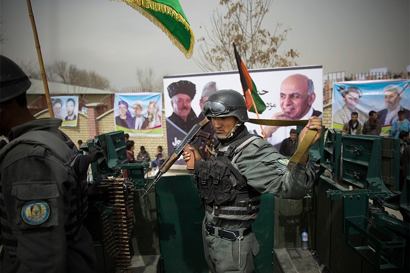 Апрель 2014 г.Полицейские охраняют территорию, где проходит предвыборный митинг кандидата в президенты Афганистана, экс-главы Министерства финансов Ашрафа Афгани.