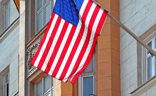 Флаг США на здании посольства в Москве



