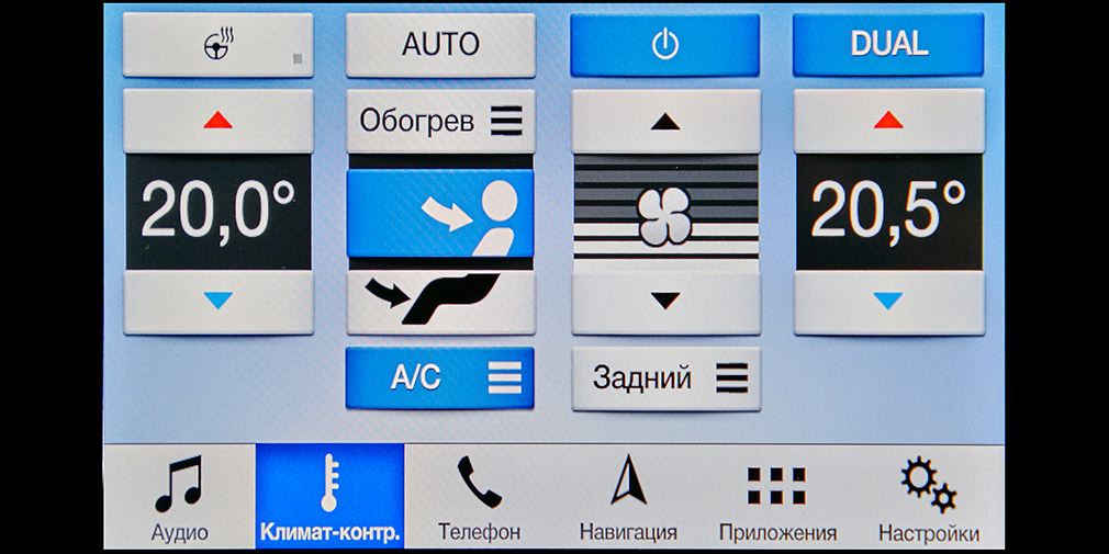 Управлять потоками воздуха для сидящих впереди и включить обогрев руля можно только через меню. Спорная экономия на обычных кнопках.
