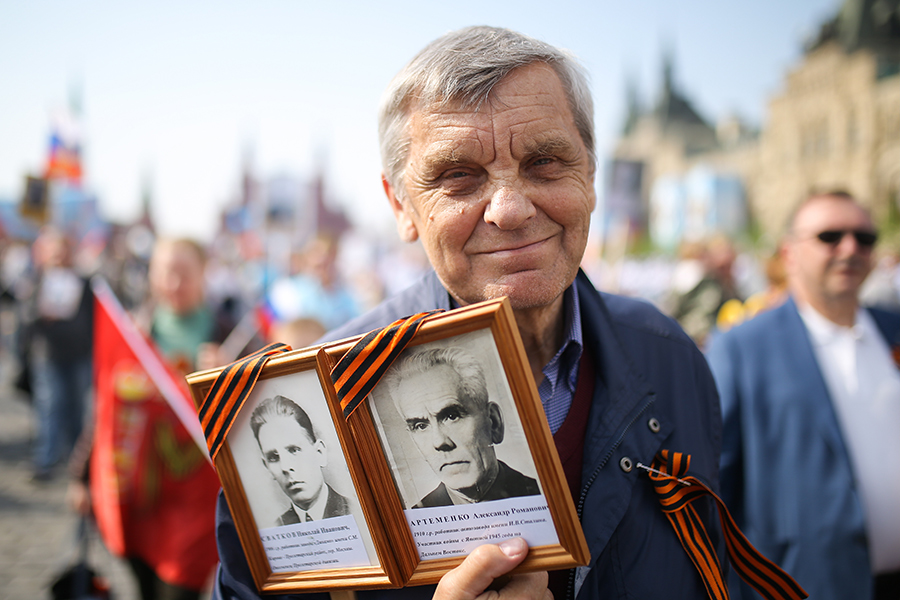 Участник акции памяти &laquo;Бессмертный полк&raquo; на Красной площади во время шествия в День Победы