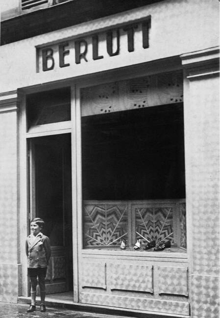 Тальбинио Берлути напротив первого бутика Berluti на улице дю&nbsp;Мон Табор