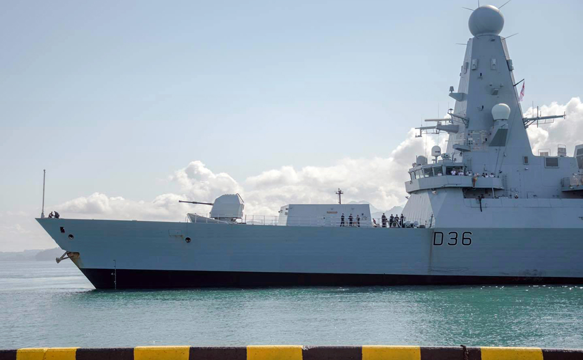Военный эсминец Великобритании HMS Defender