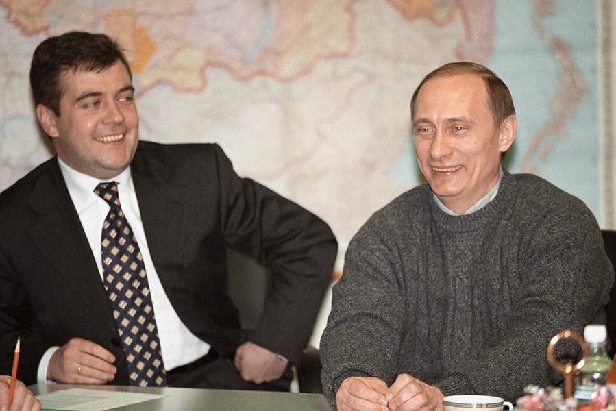 Владимир Путин и руководитель его избирательного штаба президентских&nbsp;выборах Дмитрий Медведев, 2000 год