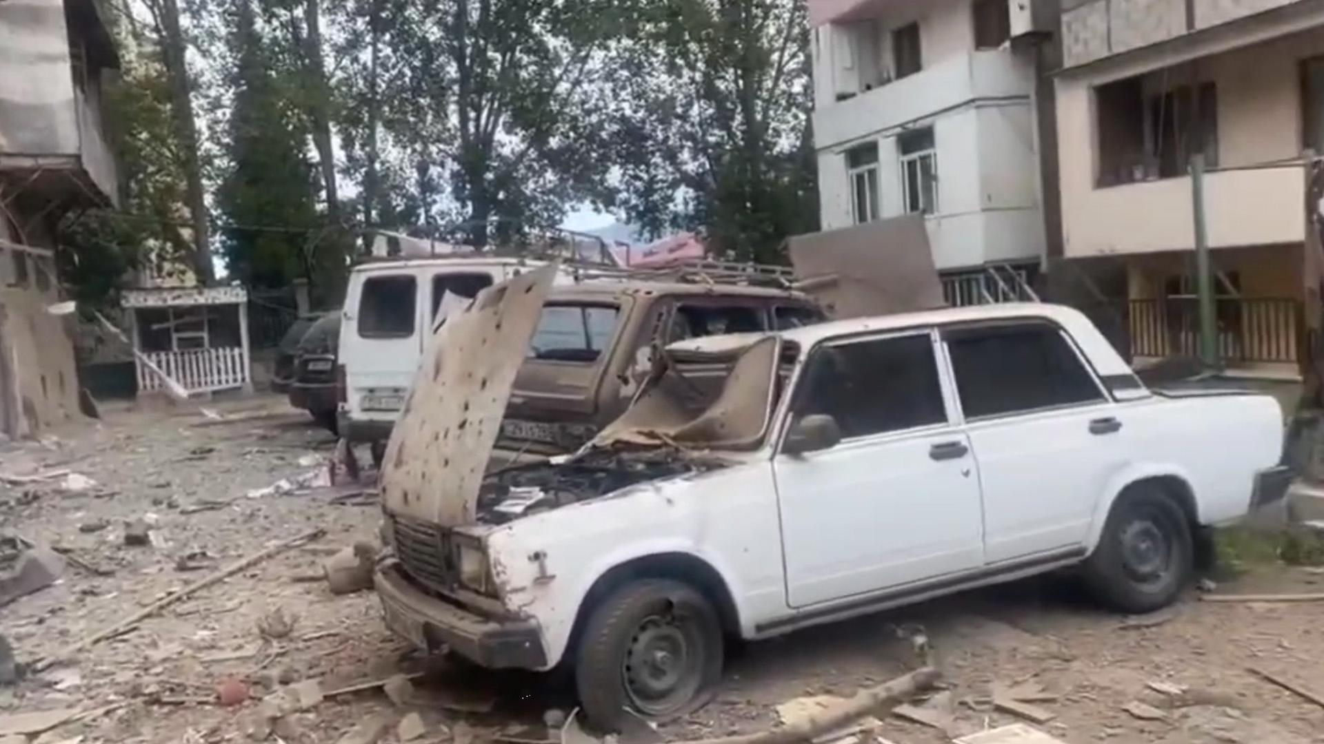 Последствия взрывов у жилых домов в Карабахе. Видео0