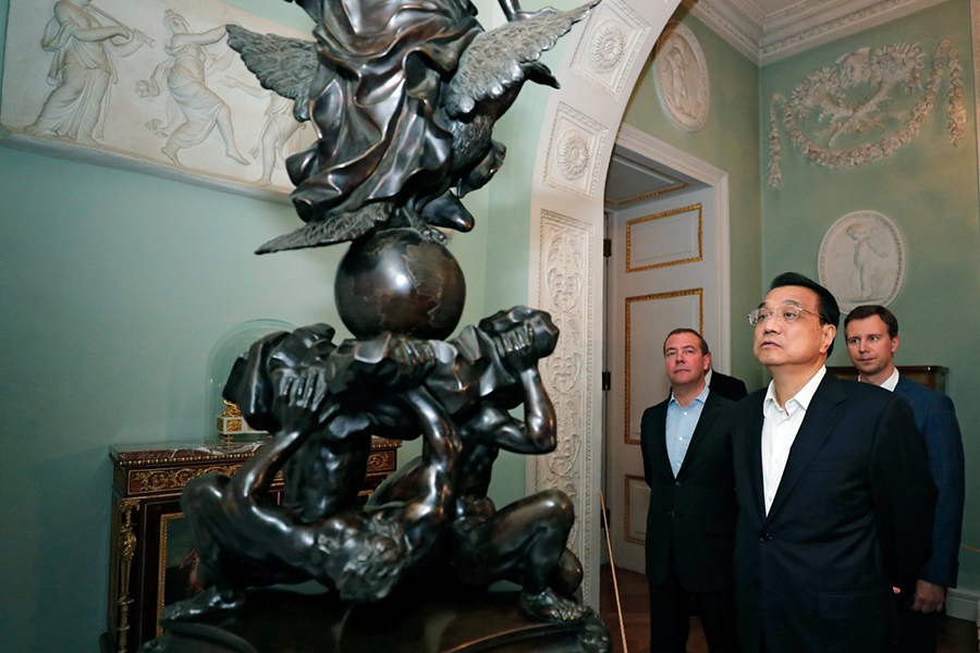 Премьеры России и Китая Дмитрий Медведев и Ли Кэцян в музее-заповеднике Павловск в сентябре 2019 года