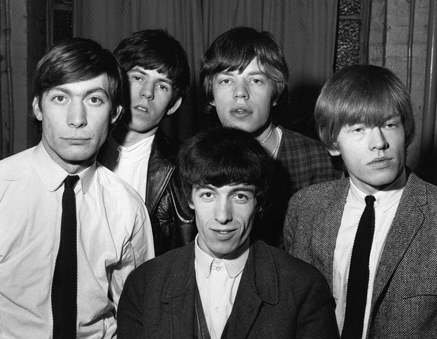 Британская ритм-н-блюзовая группа The Rolling Stones: Чарли Уоттс, Кит Ричардс, Билл Уайман (впереди), Мик Джаггер и Брайан Джонс, декабрь 1963 года