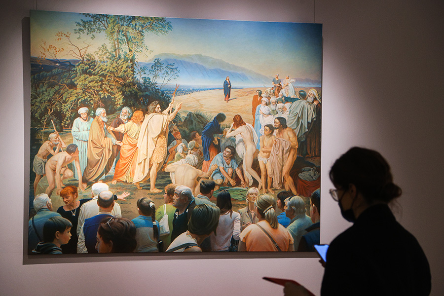 Булатов родился в 1933 году в Свердловске (Екатеринбурге), ребенком переехал с семьей в Москву. Он окончил Московский государственный художественный институт им. В.И. Сурикова Академии художеств СССР, где учился у педагога Петра Покаржевского и посещал занятия в мастерских Роберта Фалька и Владимира Фаворского.

На фото&nbsp;&mdash; работа Булатова &laquo;Картина и зрители&raquo; в Новой Третьяковке, 2022 год