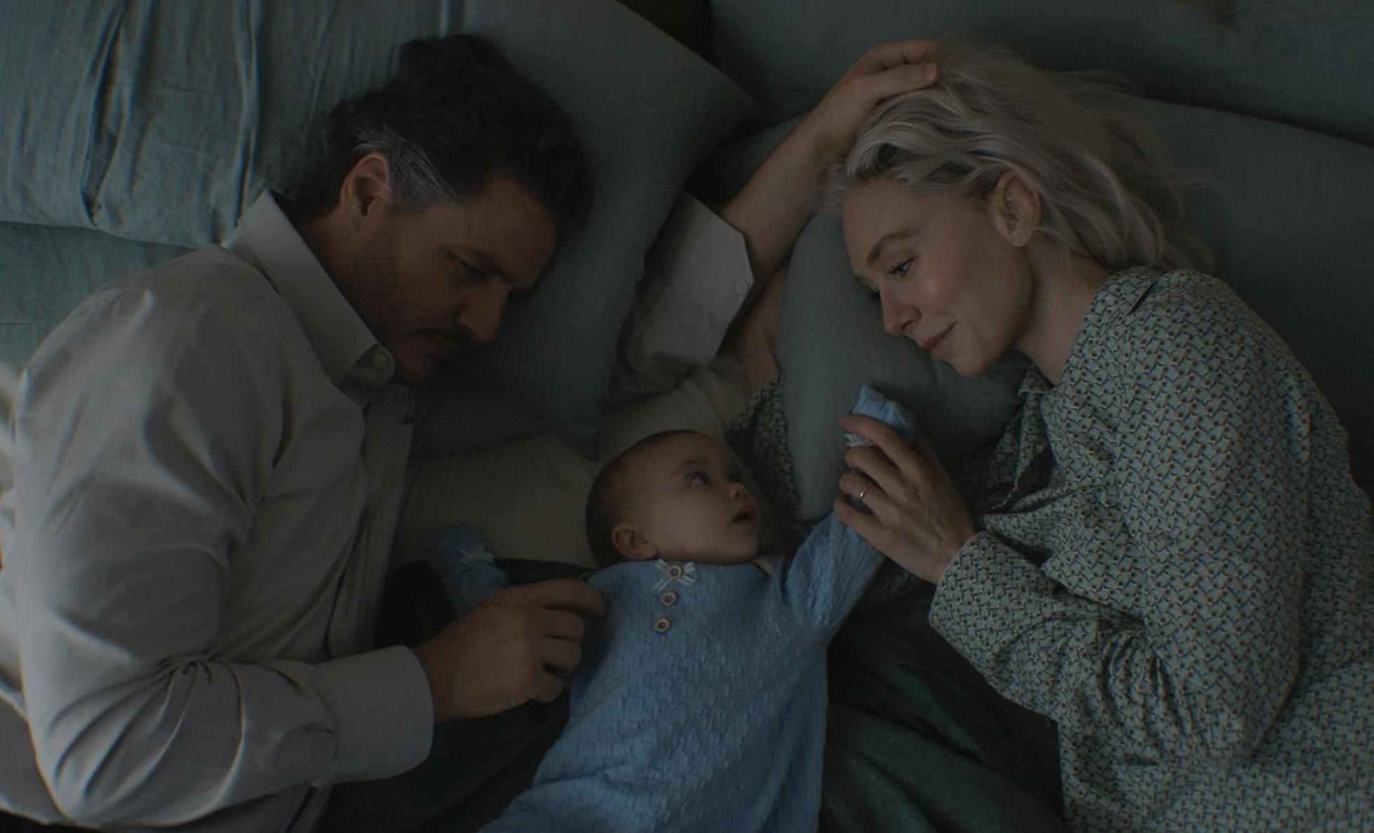 «Фантастическая четверка: Первые шаги».Индустрия кинокомиксов давно сообразила, что верный путь к кассовым рекордам — бить в семейные ценности, нашпиговывая супергеройские истории понятными широкому зрителю метафорами о счастье в кругу близких людей. Семейной эпопеей стало более чем десятилетнее приключение «Мстителей» и «Железного человека», продолжил ее сериал «Ванда/Вижн», а теперь и «Фантастическая четверка» из статуса «молодые и талантливые ребята спасают планету» перешла в статус «традиционная семья выступает против вселенского зла». Педро Паскаль, так органично вписывающийся в амплуа заботливого папы, сыграл Мистера Фантастика, а Ванесса Кирби, блиставшая в драме «Фрагменты женщины» прекрасно воплотила самоотверженную мать. Первый фильм шестой фазы киновселенной Marvel собрал $521 млн по всему миру