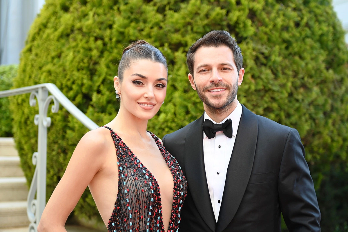 Ханде Эрчел и Хакан Сабанджи на гала-вечере amfAR Cannes 30-й юбилейной редакции, представленном Chopard и Международным кинофестивалем Красного моря, в отеле du Cap-Eden-Roc, 23 мая 2024 года в Кап-д’Антиб