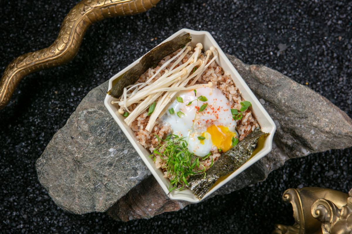 Жареный рис с фаршем из вагю, грибами эноки, яйцом и соусом якинику, ресторан&nbsp;Tottori