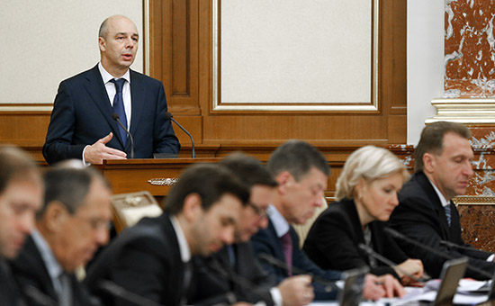 Министр финансов РФ Антон Силуанов (на втором плане) выступает на&nbsp;заседании в&nbsp;Доме правительства РФ