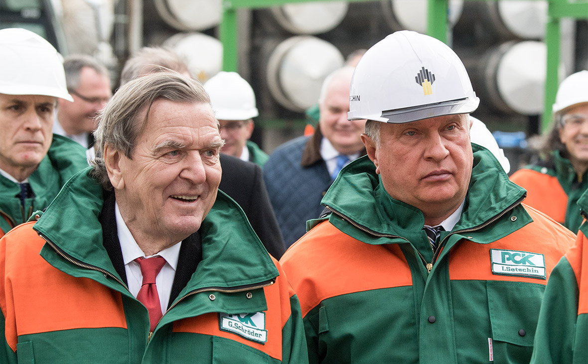 Герхард Шрёдер и Игорь Сечин (слева направо) во время посещения нефтеперерабатывающего завода &laquo;Роснефти&raquo;