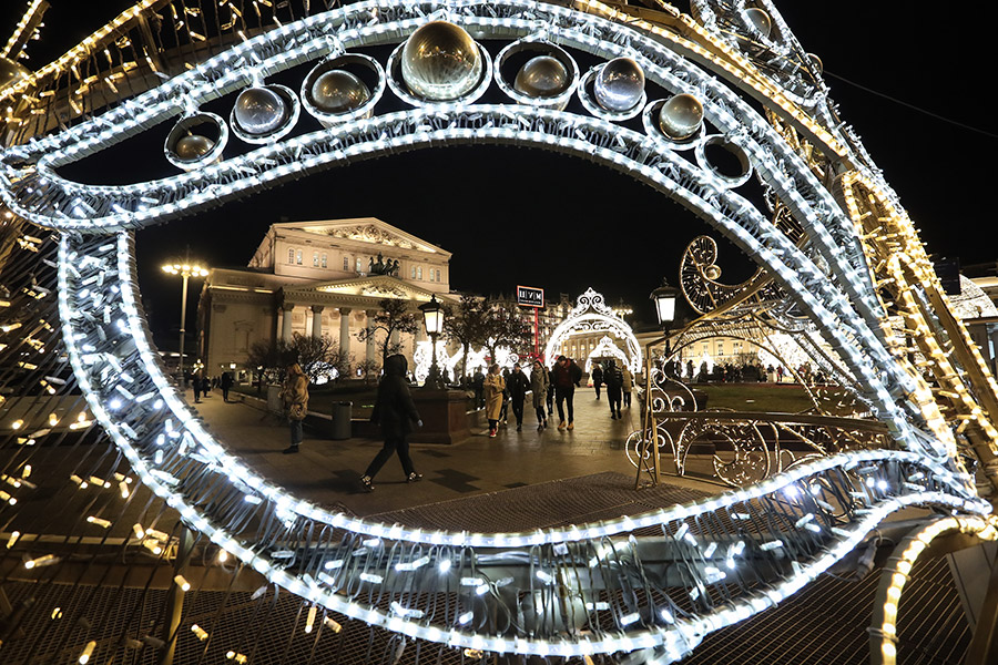 Основные работы по украшению Москвы завершились 16 декабря. На площади перед зданием Большого театра появился шар высотой 11 м, окруженный световыми арками в стиле скань