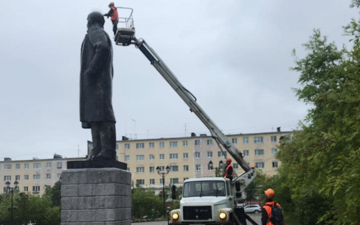 С памятника Ленину в Магадане снимут шипы для отпугивания птиц