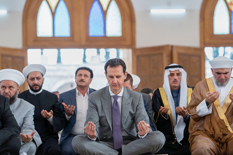 Президент Сирии Башар Асад посетил мечеть в Алеппо. Это его первый визит в город за долгое время. До событий &laquo;арабской весны&raquo; Алеппо был одним из крупнейших городов Сирии, позже его захватили боевики &laquo;Исламского государства&raquo; (запрещенная в России террористическая организация). Освободили город в 2016 году