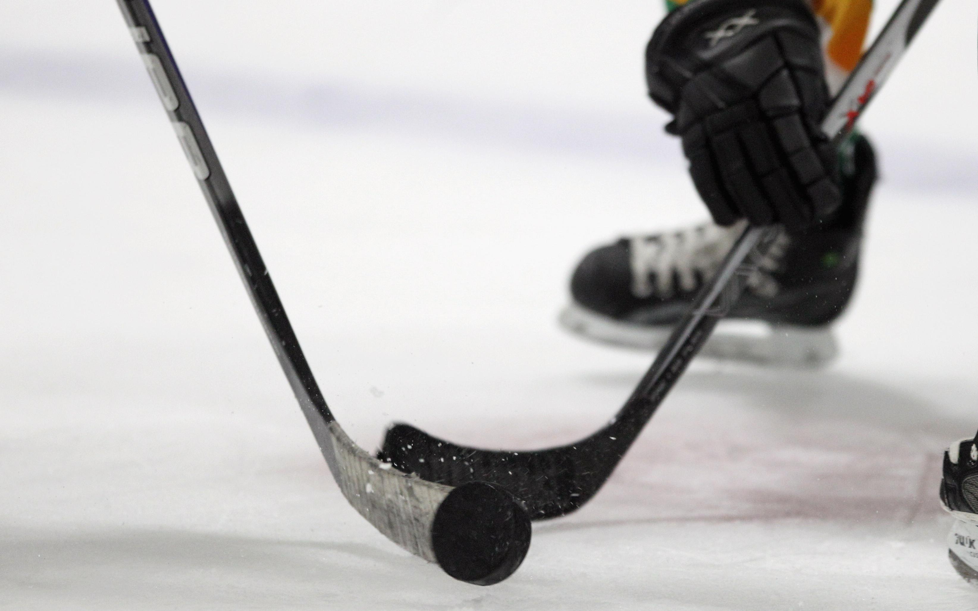 Хоккеист школы СКА умер после попадания шайбы в грудь