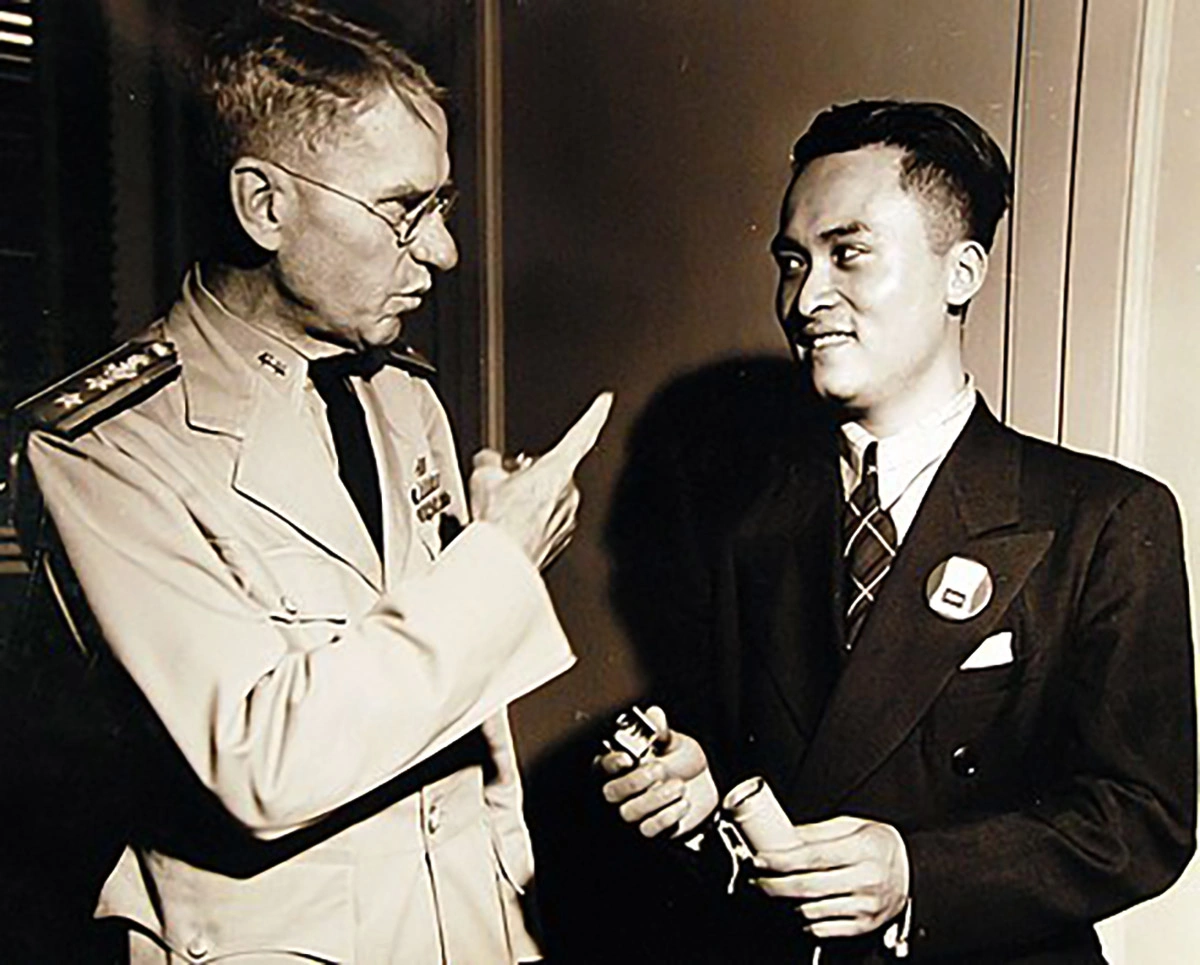 Пань&nbsp;Лянь&nbsp;во время разговора с американским адмиралом Юлиусом А. Фурером