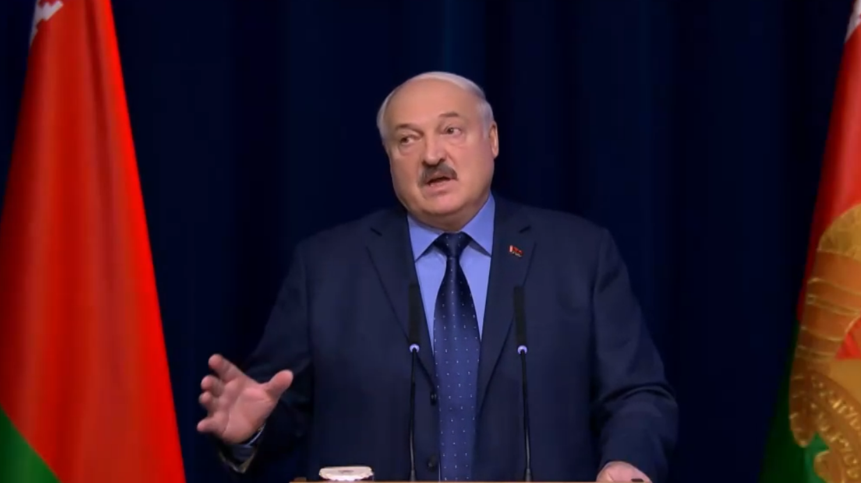«Переползли по болотам»: что Лукашенко рассказал о диверсантах с Украины