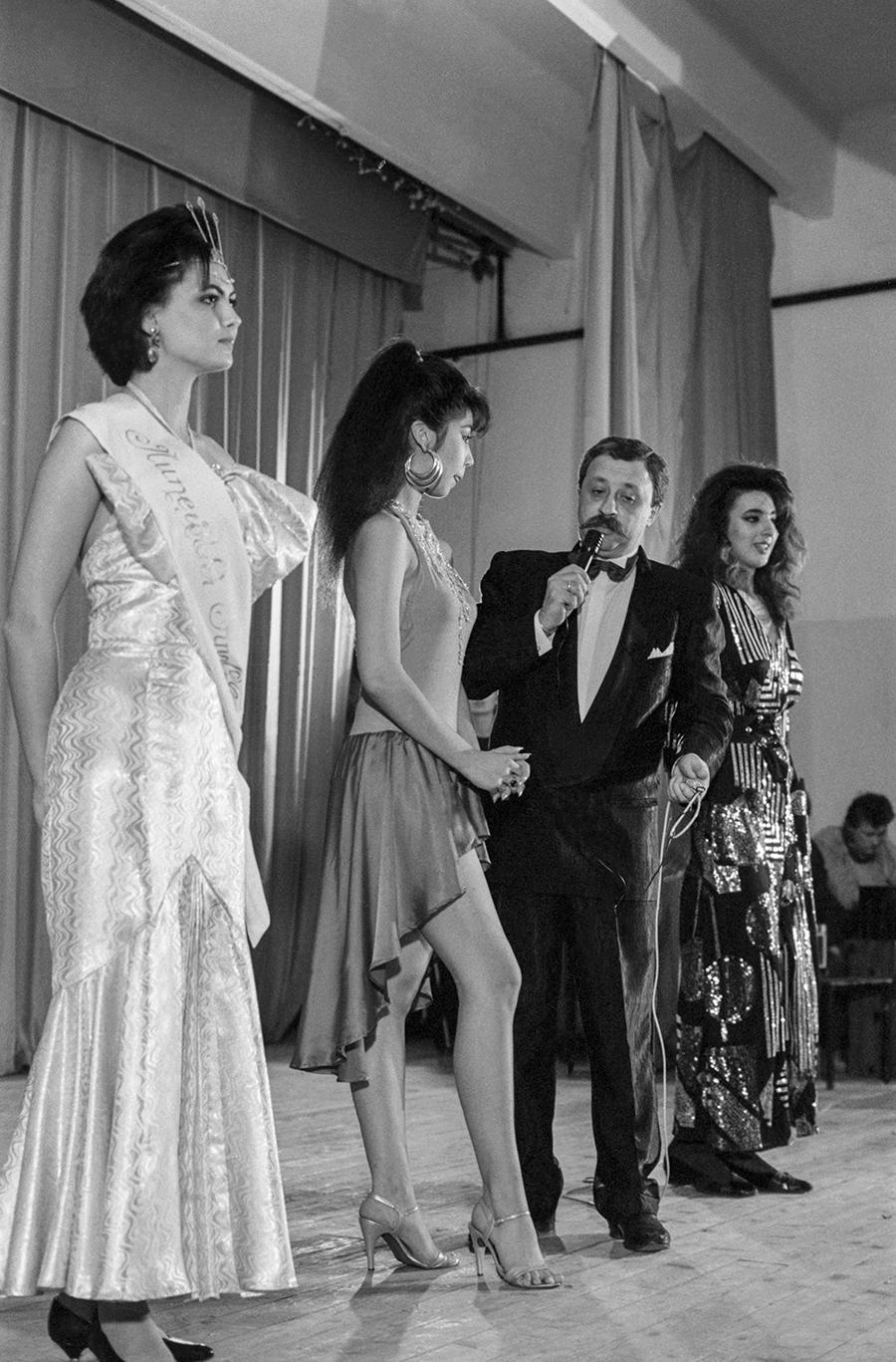 Леонид Якубович во время отборочного тура «Всесоюзного конкурса красоты», 1989 год