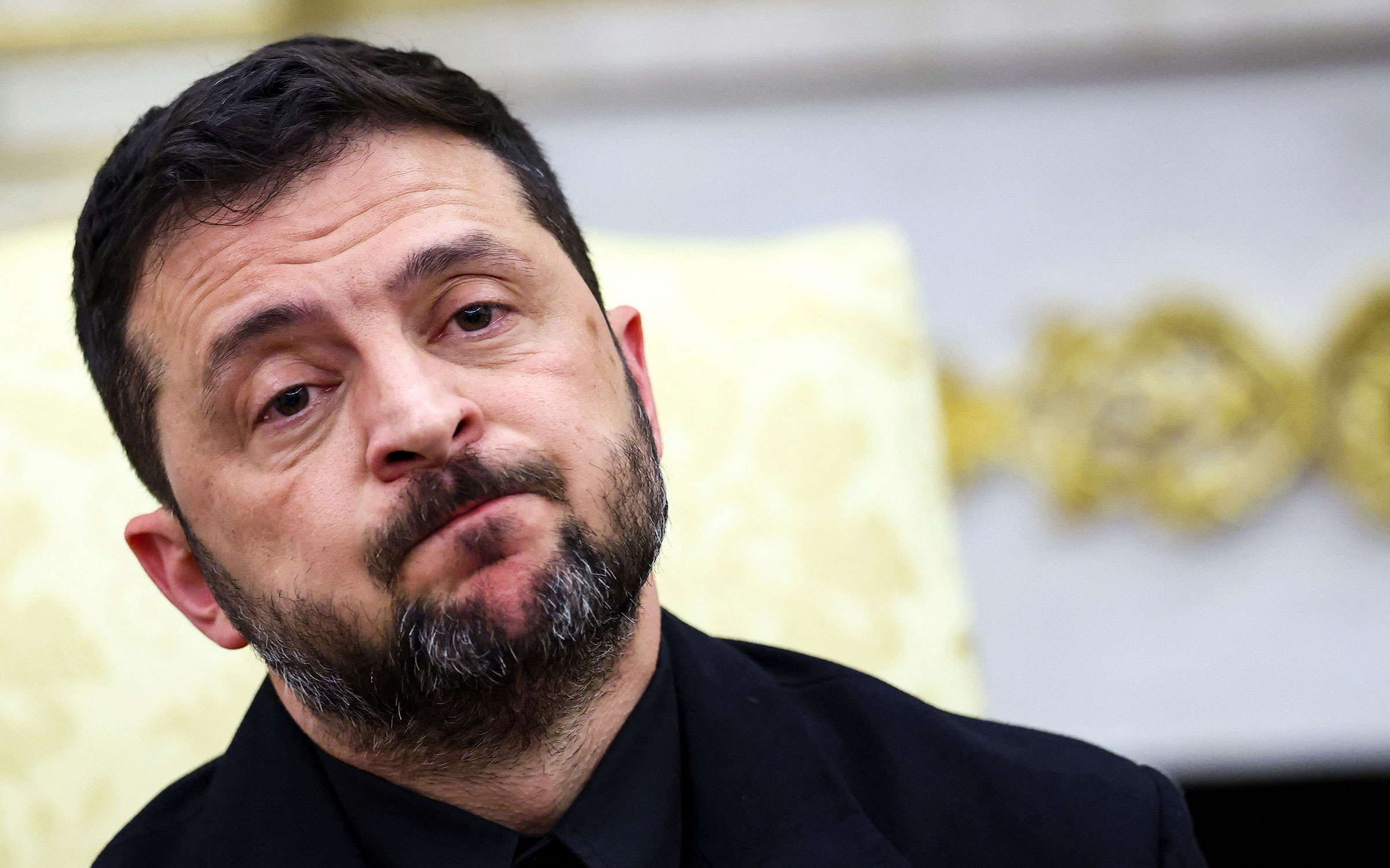 По данным телеканала NBC, наличие пиджака было одним из наставлений Зеленскому от европейских лидеров. Также политики советовали украинскому президенту благодарить Трампа за оружие и дипломатические усилия, а также передать ему письмо от жены Зеленского для первой леди.