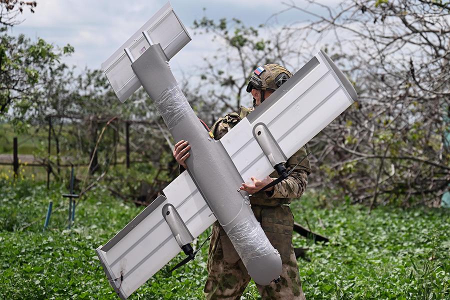 Военнослужащий расчета ударного БПЛА &laquo;Молния&raquo; группировки войск &laquo;Центр&raquo; готовит беспилотник к запуску на Красноармейском направлении