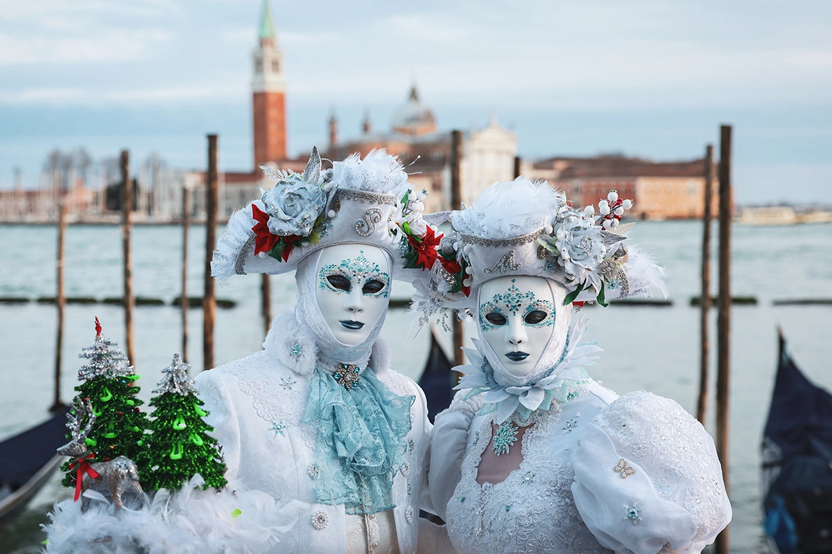 Ежегодно маскарад проходит в Венеции