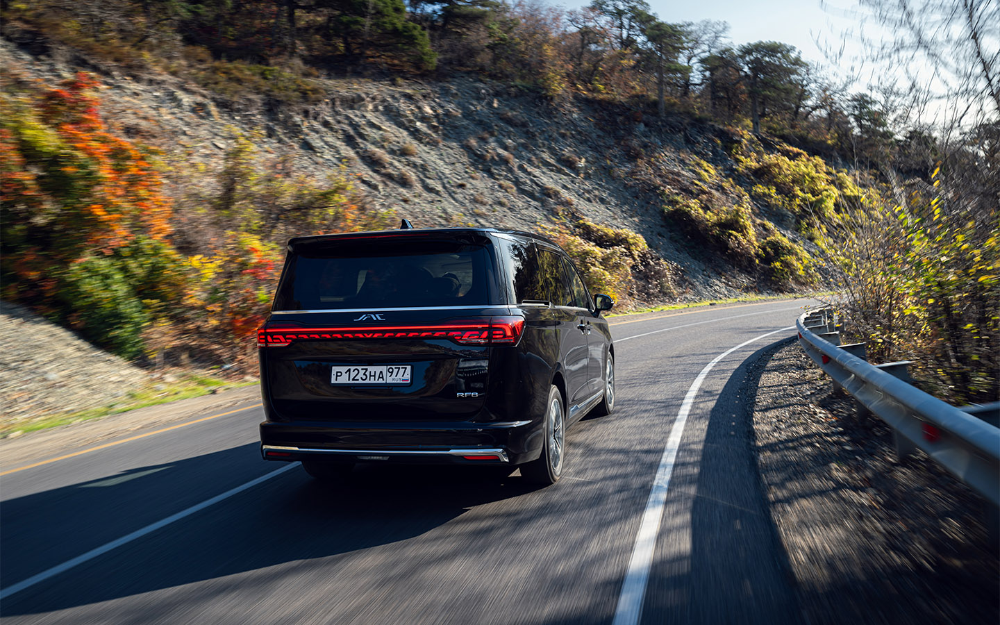 Перед резкими поворотами лучше максимально притормаживать. Система стабилизации работает отлично, но из-за мягкости подвески появляется ощущение неустойчивости