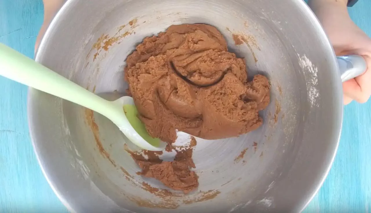 Уберите тесто в холодильник