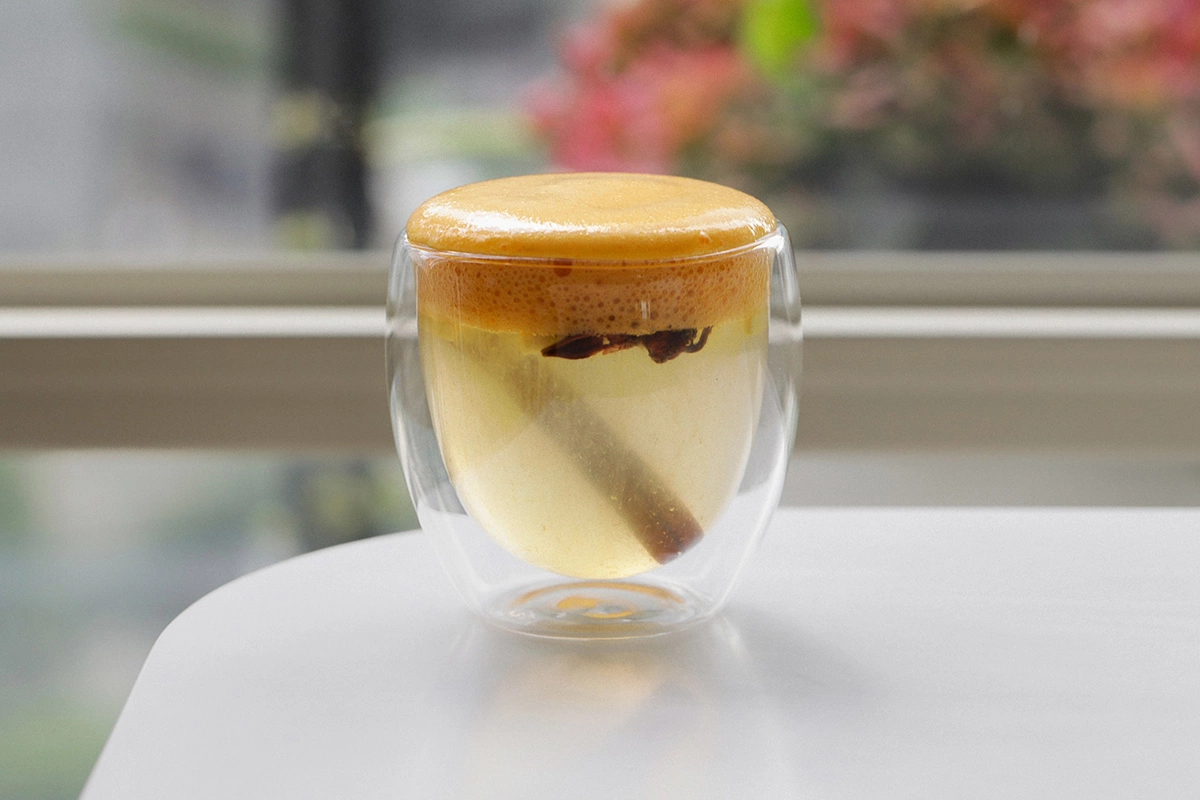 Белый глинтвейн с облепиховой пеной