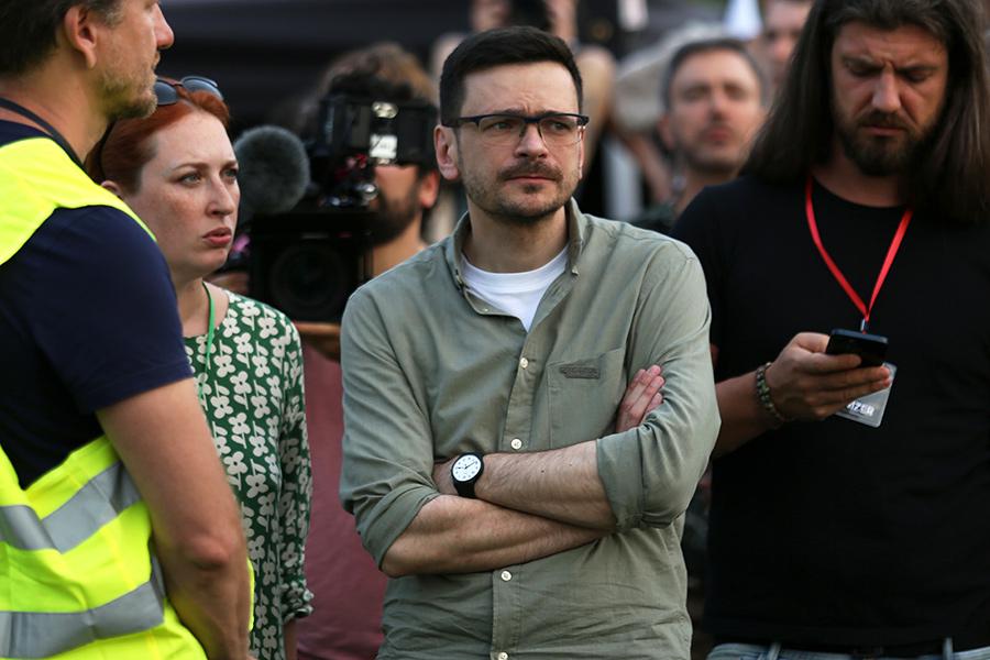 В 2025 году российские суды вынесли сразу несколько заочных приговоров с реальными сроками за нарушение&nbsp;порядка деятельности иностранного агента.&nbsp;Например, по этой статье УК в начале декабря был осужден&nbsp;на год&nbsp;и десять&nbsp;месяцев&nbsp;лишения свободы оппозиционер Илья&nbsp;Яшин (признан Минюстом иноагентом). Сначала его дважды в течение года привлекли&nbsp;к административной ответственности за нарушение порядка деятельности иноагента. А после этого,&nbsp;посчитало&nbsp;следствие,&nbsp;политик также распространял материалы в интернете без указания на то, &laquo;что они произведены и распространены иностранным агентом либо касаются его деятельности&raquo;. В октябре оппозиционера включили в реестр террористов и экстремистов.

Также по этой статье заочные сроки получили телеведущая Татьяна Лазарева, журналист и блогер Юрий Дудь, писатель Борис Акунин (признаны Минюстом иноагентами). Последнего летом также приговорили к&nbsp;14 годам за публичное оправдание терроризма и содействие террористической деятельности. По совокупности двух сроков Акунин&nbsp;приговорен&nbsp;к&nbsp;15 годам.