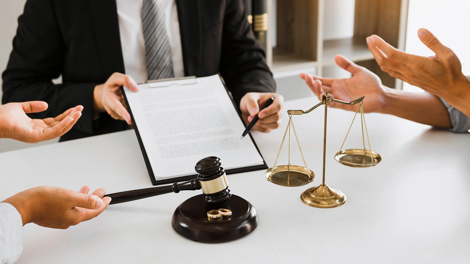 Во Франции предложили отменить «супружеский долг». Зачем это нужно